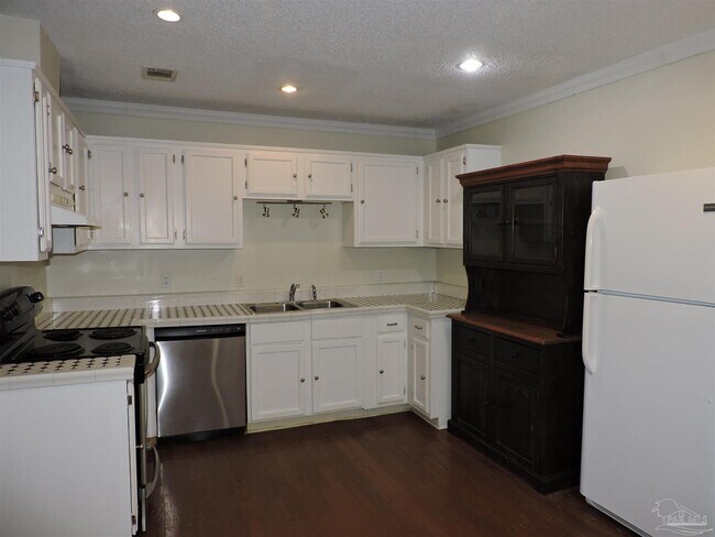 Building Photo - 7823 Dartmoor Dr