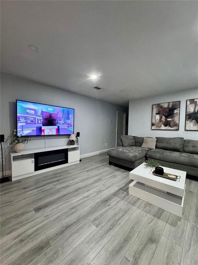 Foto del edificio - 6Bed 3 bath ...  MOTHER/DAUGHTER BEAUTIFUL HOUSE IN DOWNTOWN KISSIMMEE!!!