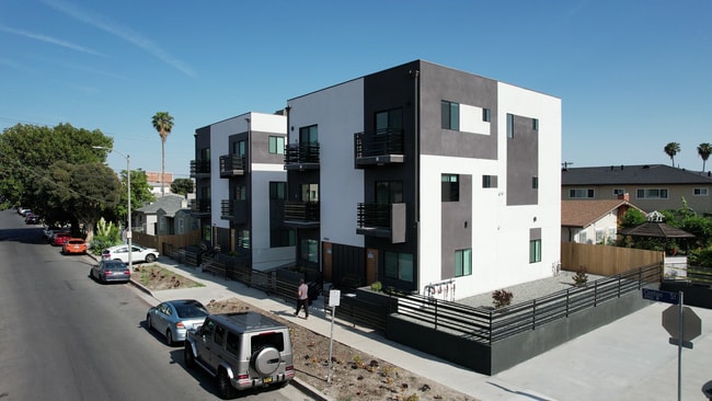 Building Photo - 4960 Clinton St