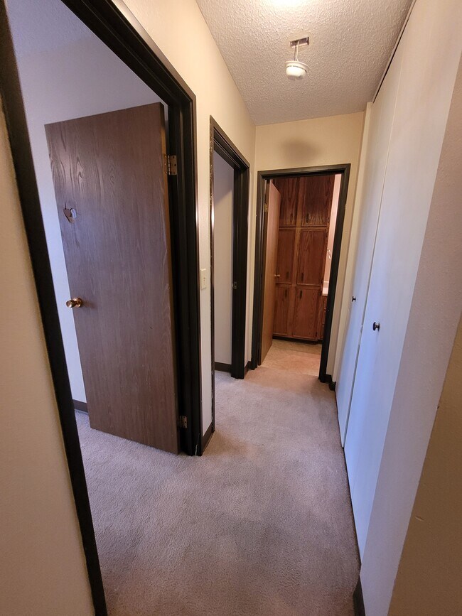 Building Photo - 1408 Oak Manor Ave S