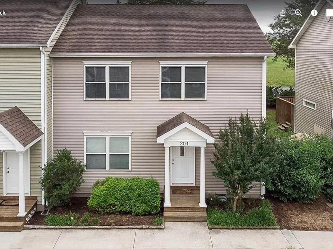 Primary Photo - 3 BR 2.5 Bath Townhouse