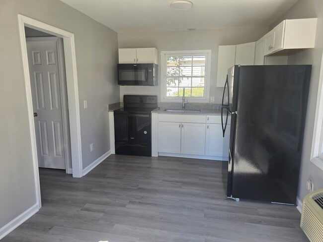 Building Photo - 838 Northside Dr E