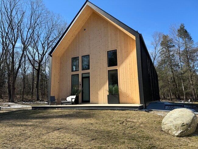 Foto del edificio - 32 Pond Ridge Rd