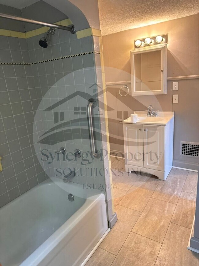 Building Photo - Spacious Cape Cod