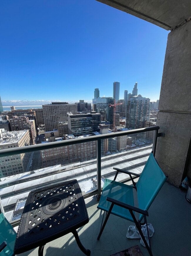 Photo - 611 S Wells St Apartment