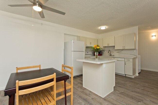 Foto del edificio - Waikiki 2 BD w/ Parking and Washer/Dryer i...