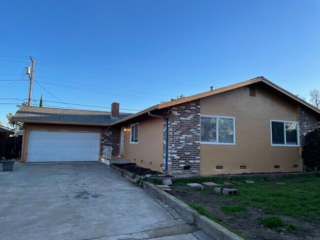 Building Photo - 210 Surrey Ln