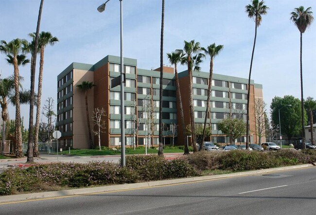 Foto del edificio - 15211 Sherman Way