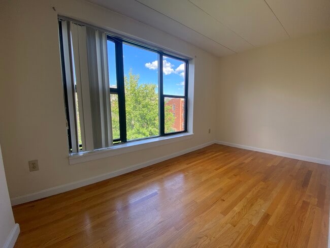 Building Photo - 5 Douglas Park