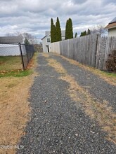 Building Photo - 5 Maple St