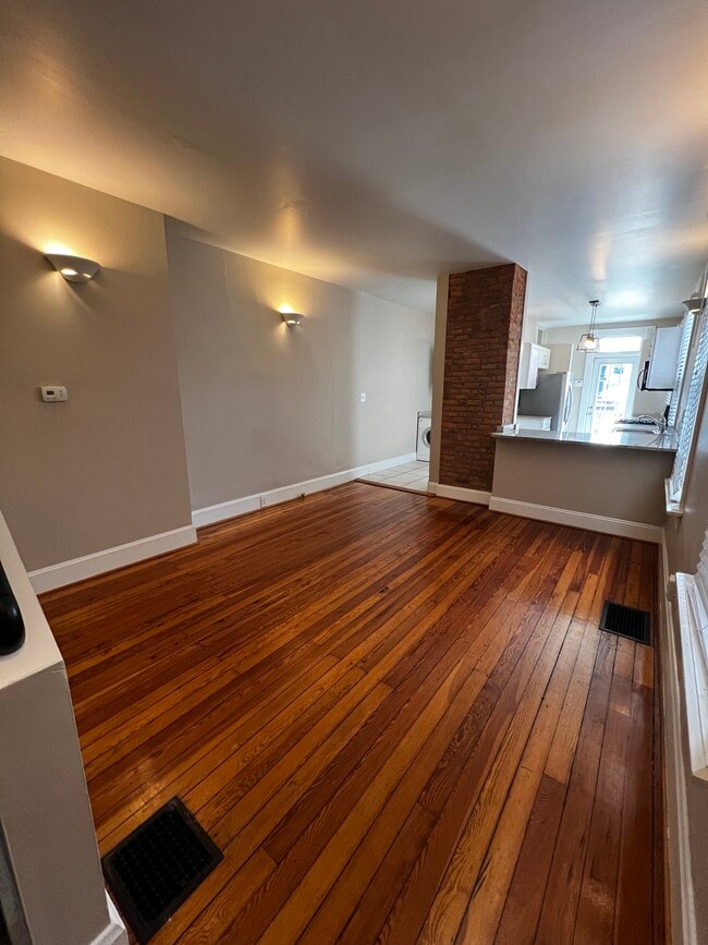 Dining room - 461 E Beck St