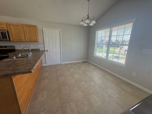 Foto del edificio - Newly Renovated 3BR 2BA home close to GM, Magna, Industrial Park