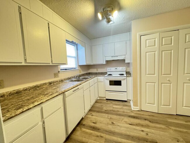 Foto del edificio - 124 Stonehedge Drive