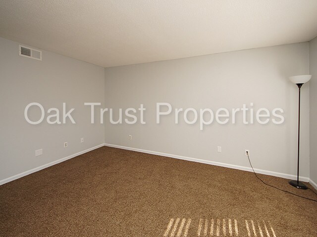 Building Photo - 308 Crestview Dr