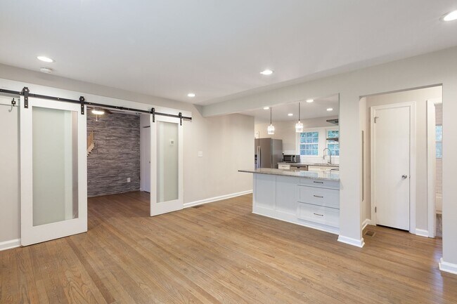 Building Photo - Renovated 3/2 w/ Fenced In Backyard and Co...