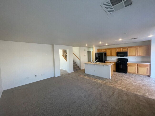 Foto del edificio - WONDERFUL 4BD/2.5BA WITH LOTS OF ROOM!