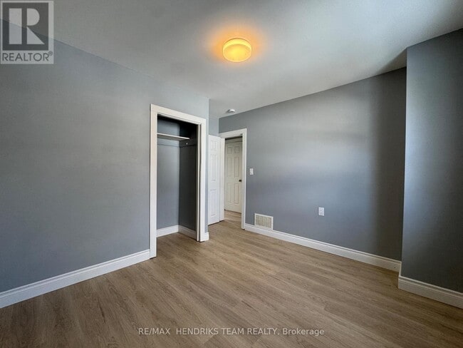 Building Photo - 130 York St