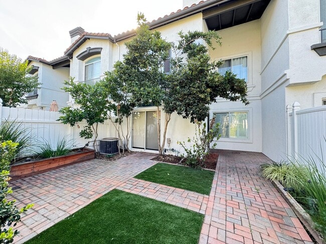 Building Photo - Beautiful 2Bd/2.5Ba Townhome in Rancho Santa Margarita w/2 Car Garage!