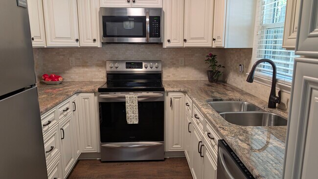 Todos los electrodomésticos de acero inoxidable. - 11531 Jade Ln SE