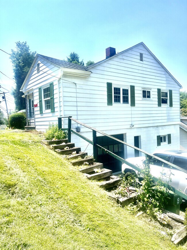 Foto del edificio - 1063 Charles Ave