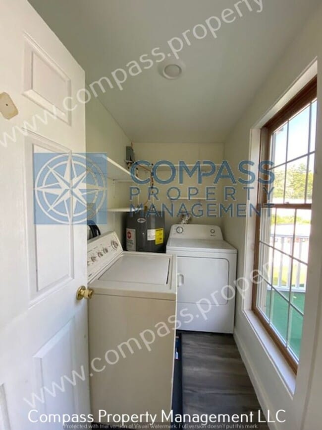 Building Photo - $1095 - 2 Bed, 1 Bath, 2nd Floor Apartment...