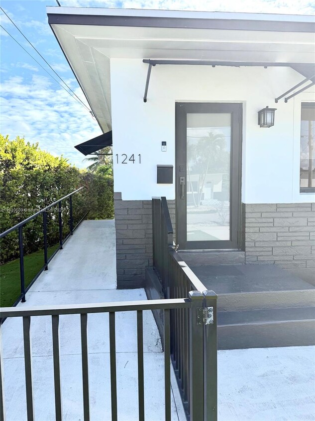 Foto principal - 1241 SW 30th Pl