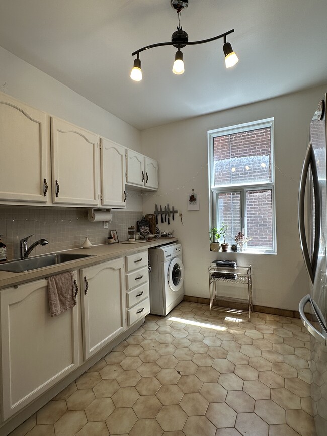 Building Photo - 5468 Rue Saint-Urbain