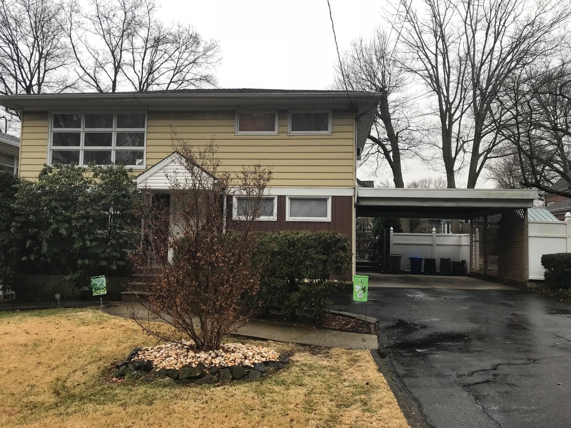 1402 Victory Blvd, Staten Island, NY 10301 Apartments in Staten