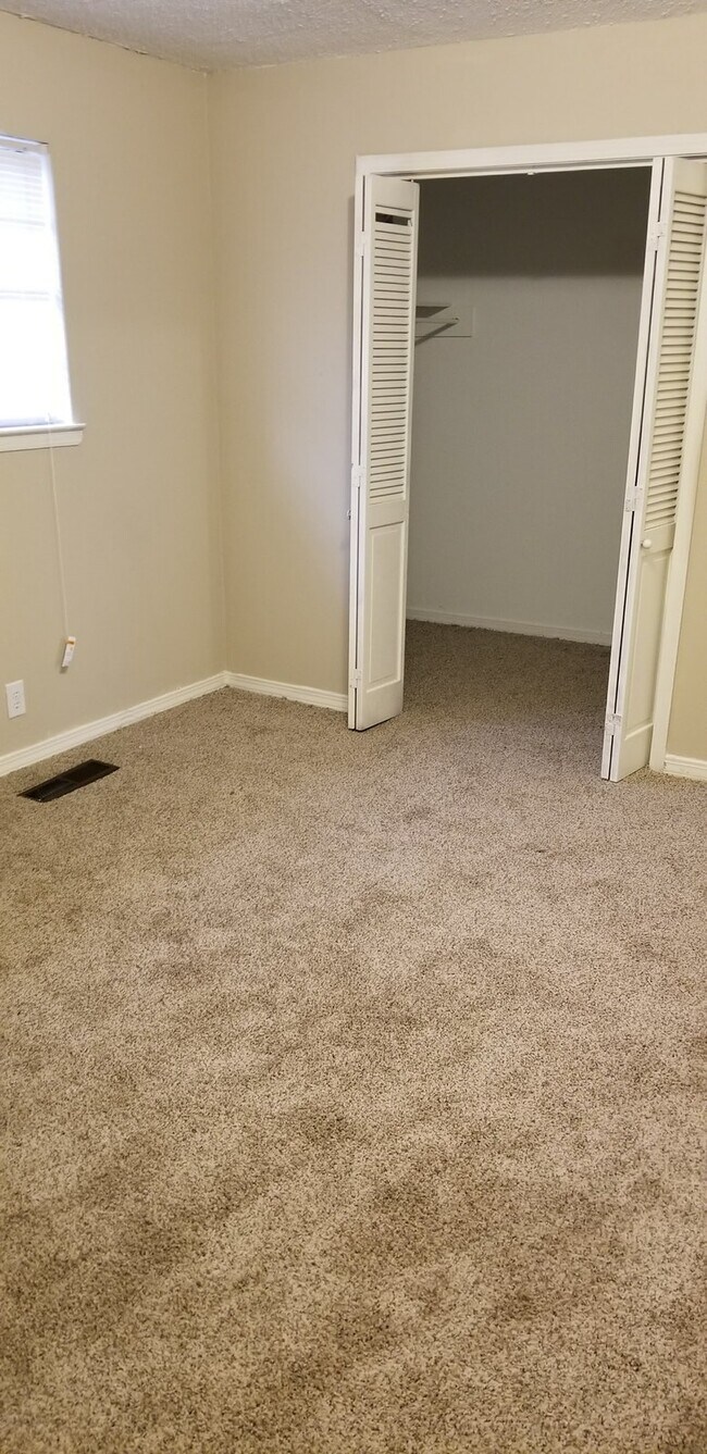 Foto del edificio - 5123 Hillside Drive, Unit B