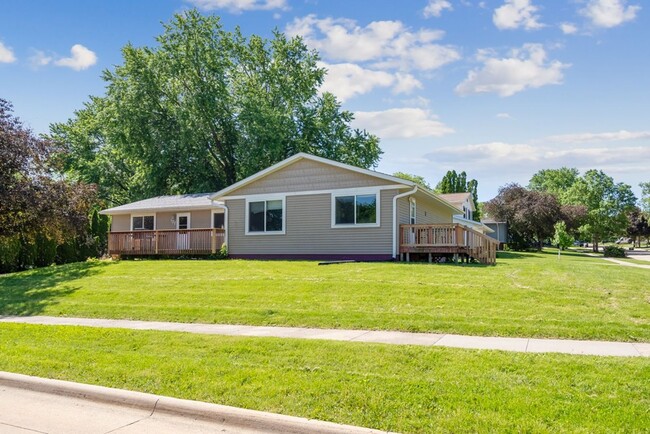 Building Photo - 125 - 127 West Gate - Cedar Falls (Duplex)