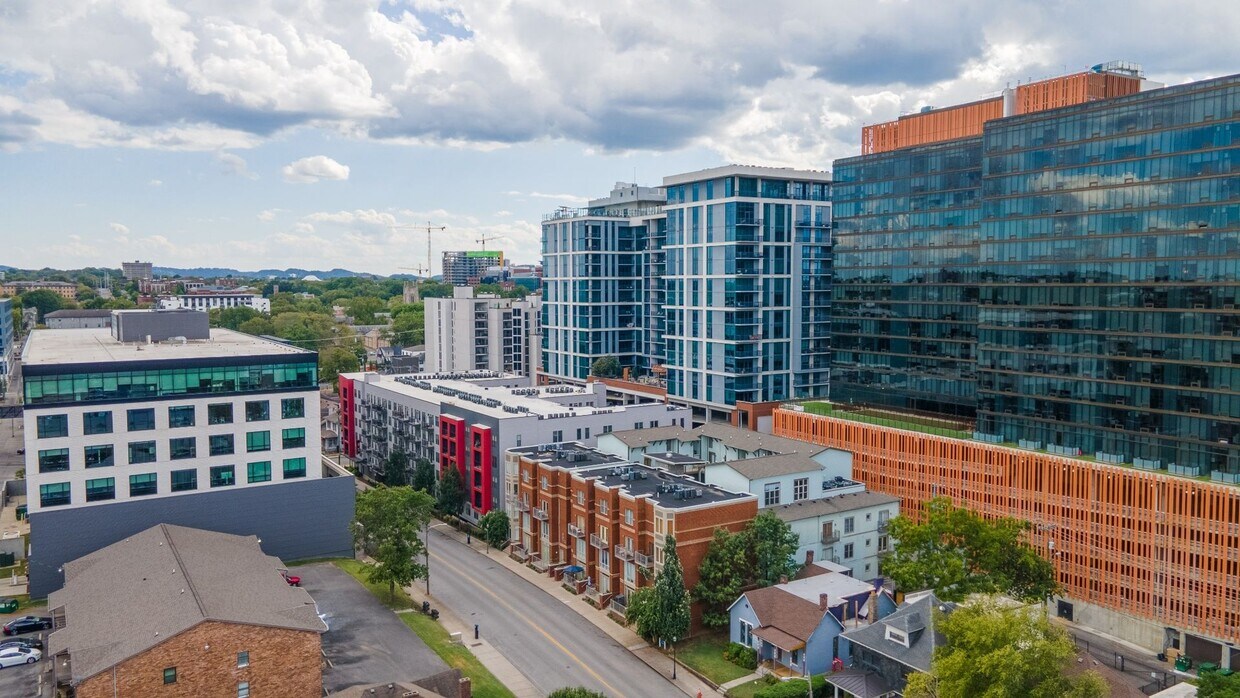 Foto principal - **WALKABLE MIDTOWN CONDO WITH BALCONY AND ...