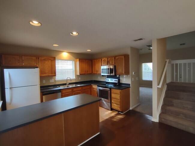 Foto del edificio - Move in Ready, End Unit Townhome located i...