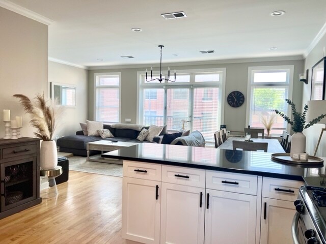 Área de estar - 1410 W Belmont Ave