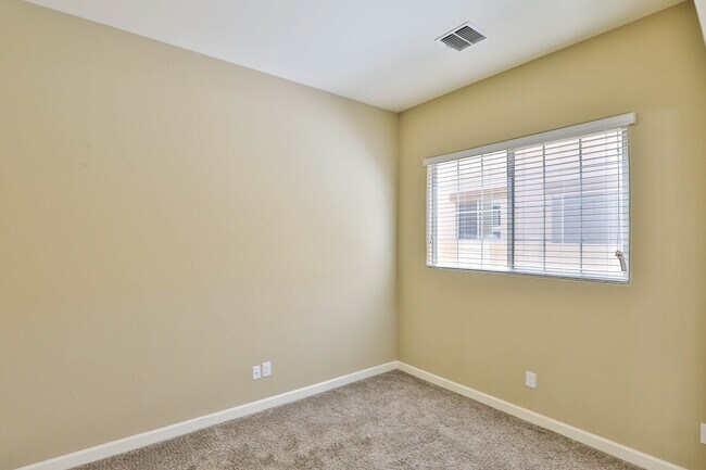 Foto del edificio - 1367 S Country Club Dr