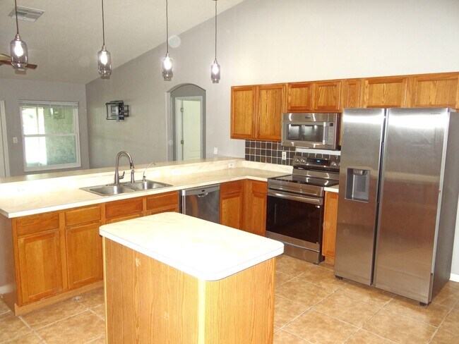 Foto del edificio - 4 bedroom & 2 bath home off of Bloomingdale Ave.