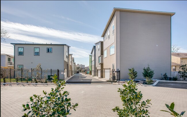 Foto del edificio - LUXURY ALAMO HEIGHTS TOWNHOME