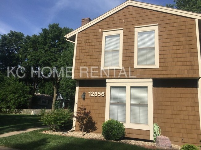 Building Photo - GREAT 2B2B TOWNHOME IN LENEXA