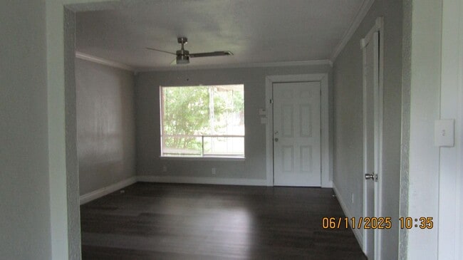 Building Photo - Lovely 3 bedroom 1 1/2 bath Pet friendly home