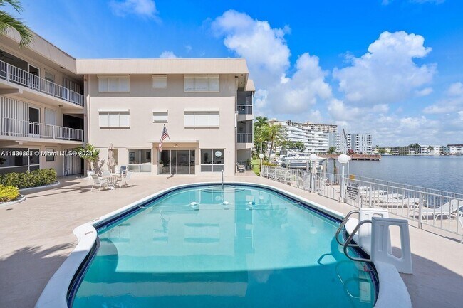 Foto del edificio - 300 Golden Isles Dr