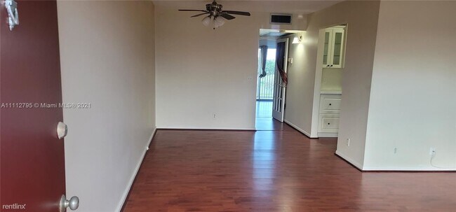 Foto del edificio - 1 br, 1 bath Condo - 13475 SW 9th St Apt A...