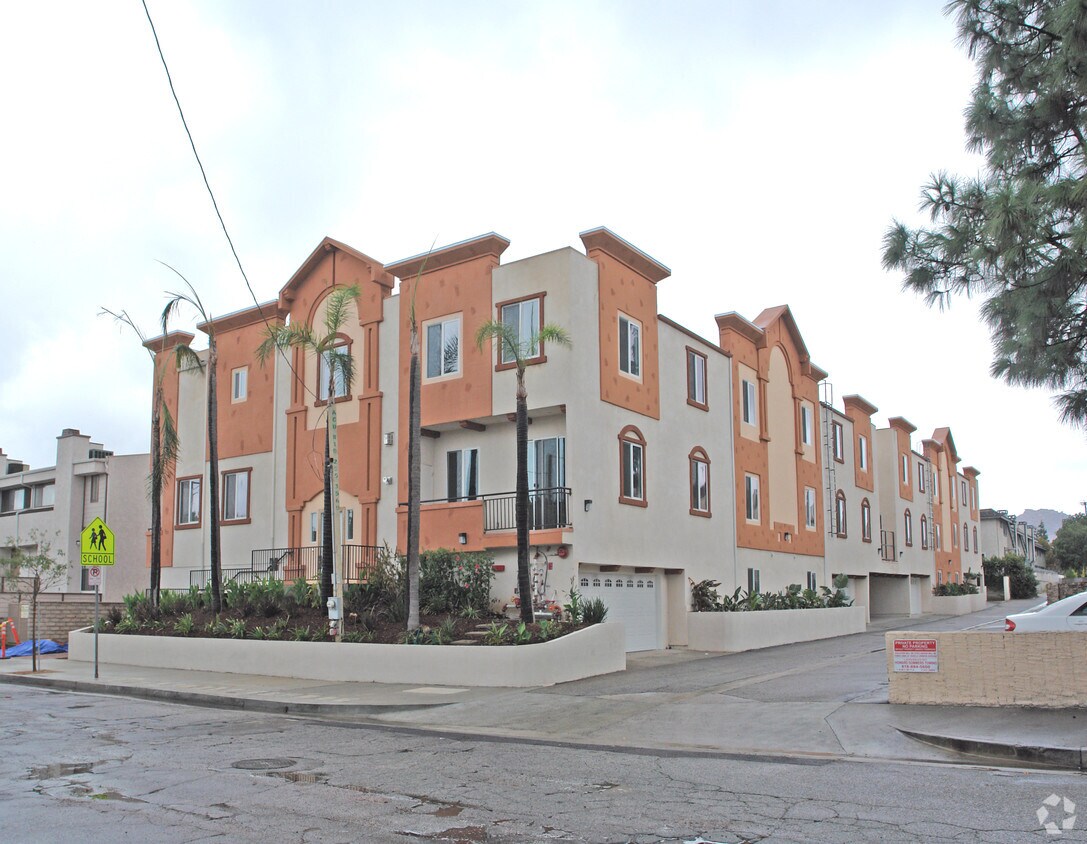 Primary Photo - 10235 Independence Ave