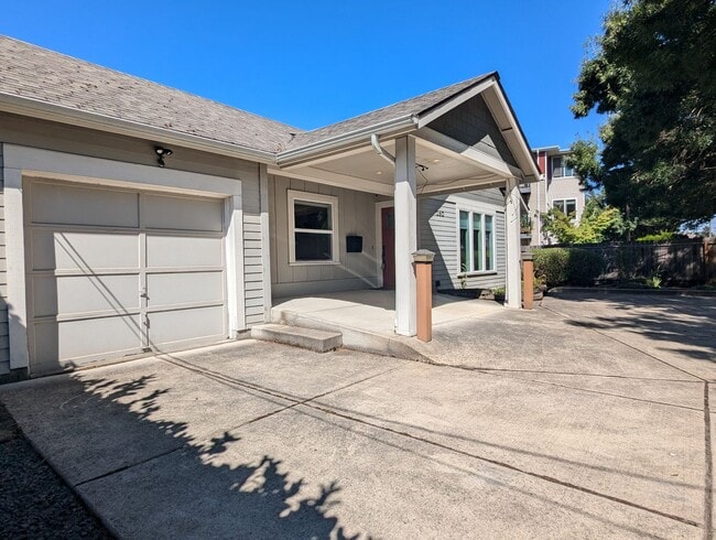 Building Photo - Beautiful 2 bedroom/1 bath home with solid surface flooring!