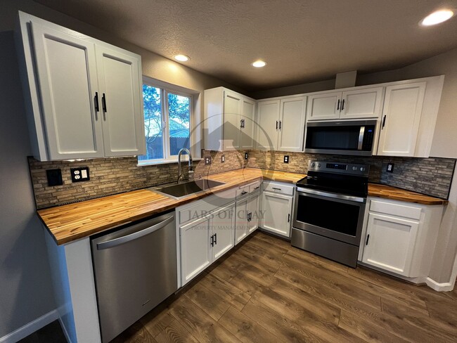 Building Photo - Charming Keizer Home-Coming First week of ...