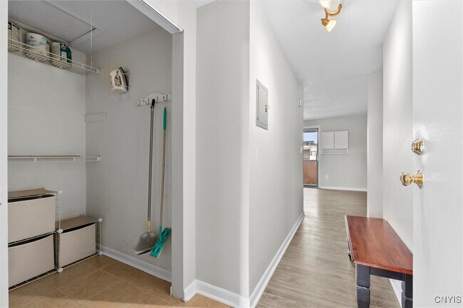 Foto del edificio - 576 Village Blvd N