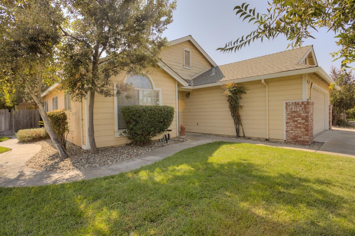 Primary Photo - 2140 Chrysler Dr