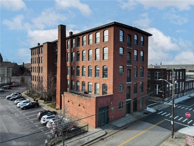 Building Photo - 28 Bayley St