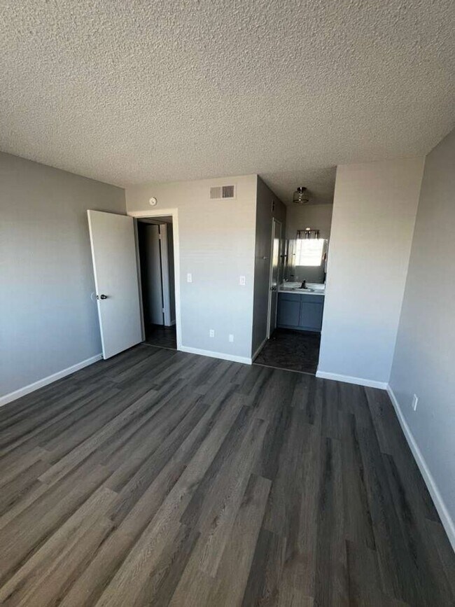 Foto del edificio - 5662 E Lake Mead Blvd