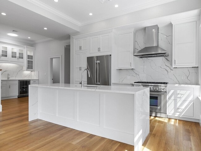 Building Photo - 944 E Broadway