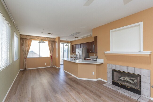 Building Photo - 3 Bedroom 2.5 Bath 2 Story Townhome in Tri...