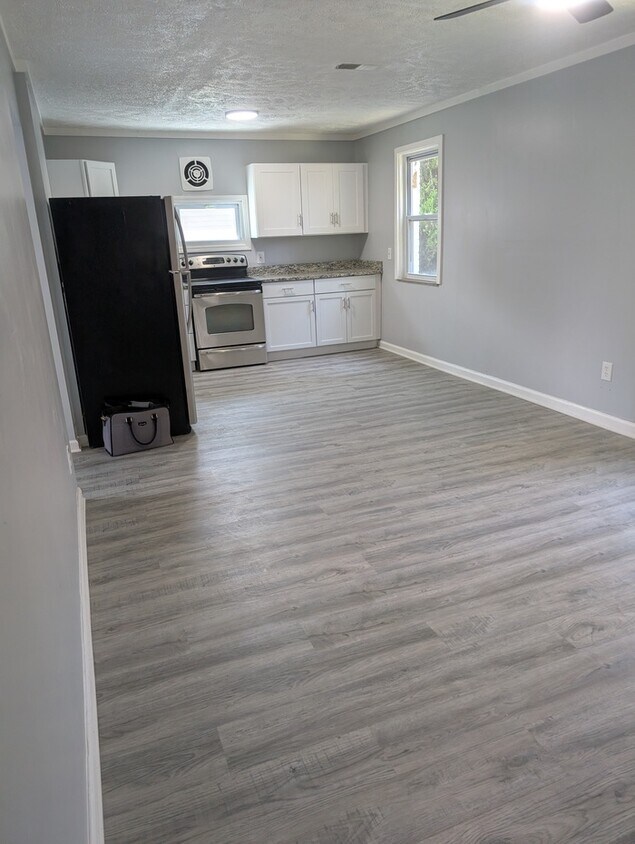 Foto principal - Charming 5 beds 2 baths in Euclid!